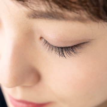 まつ毛の生え際へブラシで塗る