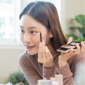 腫れている間はアイメイクは控えましょう