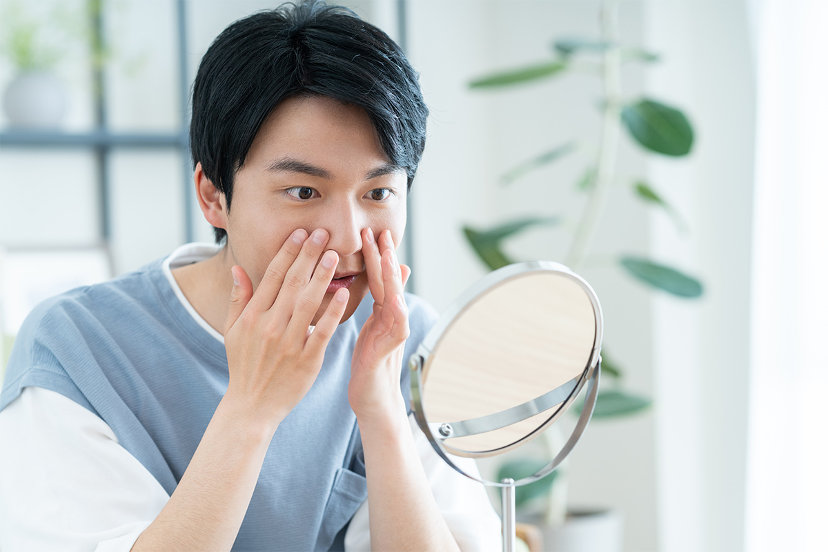 男性の目の下のクマの原因とは？種類別（青クマ・茶クマ・黒クマ・赤クマ）の見分け方と改善方法・おすすめ施術！