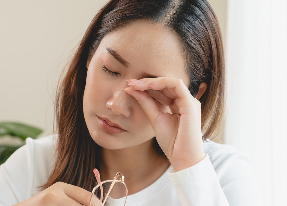 目の周りが黒い原因は病気？医師が解説する改善方法と治療法